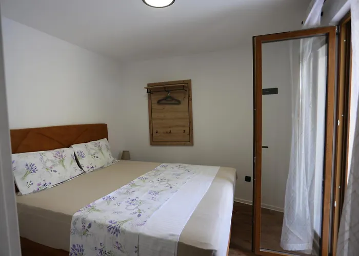 Queen Of Peace * Split